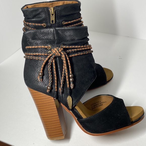 GROOVE ON BOOTIES.(PS THE LEATHER IS PERFECT 🤩 ) - Picture 5 of 11